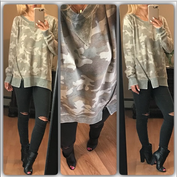 Tops - Last one New💙Faded Camo zip sweater